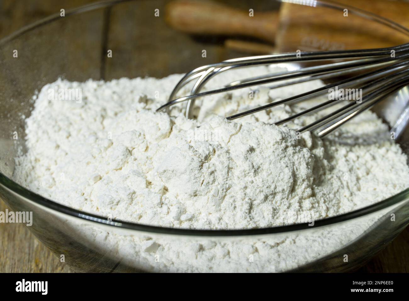 Zubereitung von weißem Allzweckmehl in der Glasschüssel der hausgemachten Bäckerei. Backwaren Stockfoto