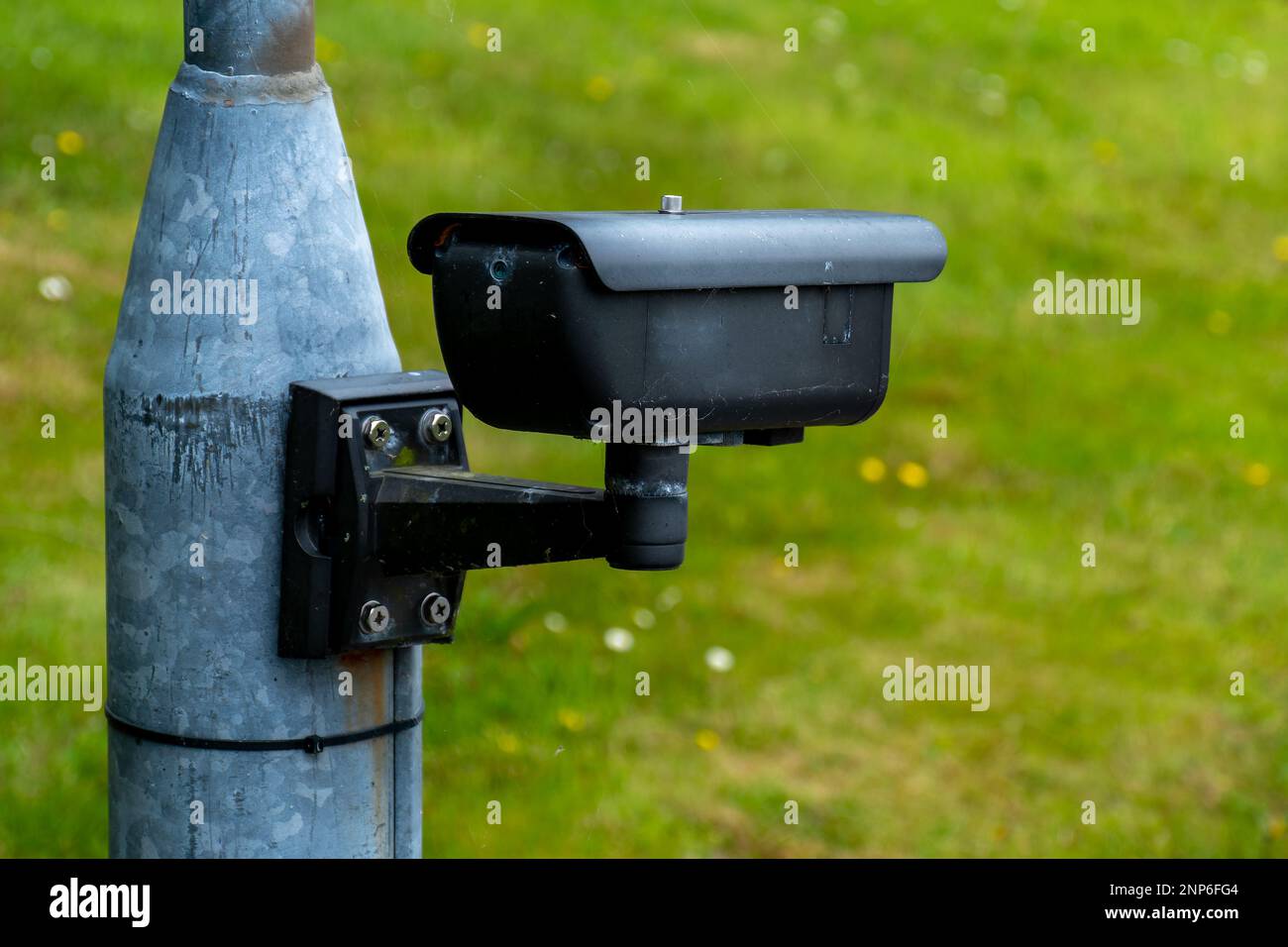 Eine Kamera, eine Nahaufnahme. Videoüberwachungsgeräte. Stockfoto