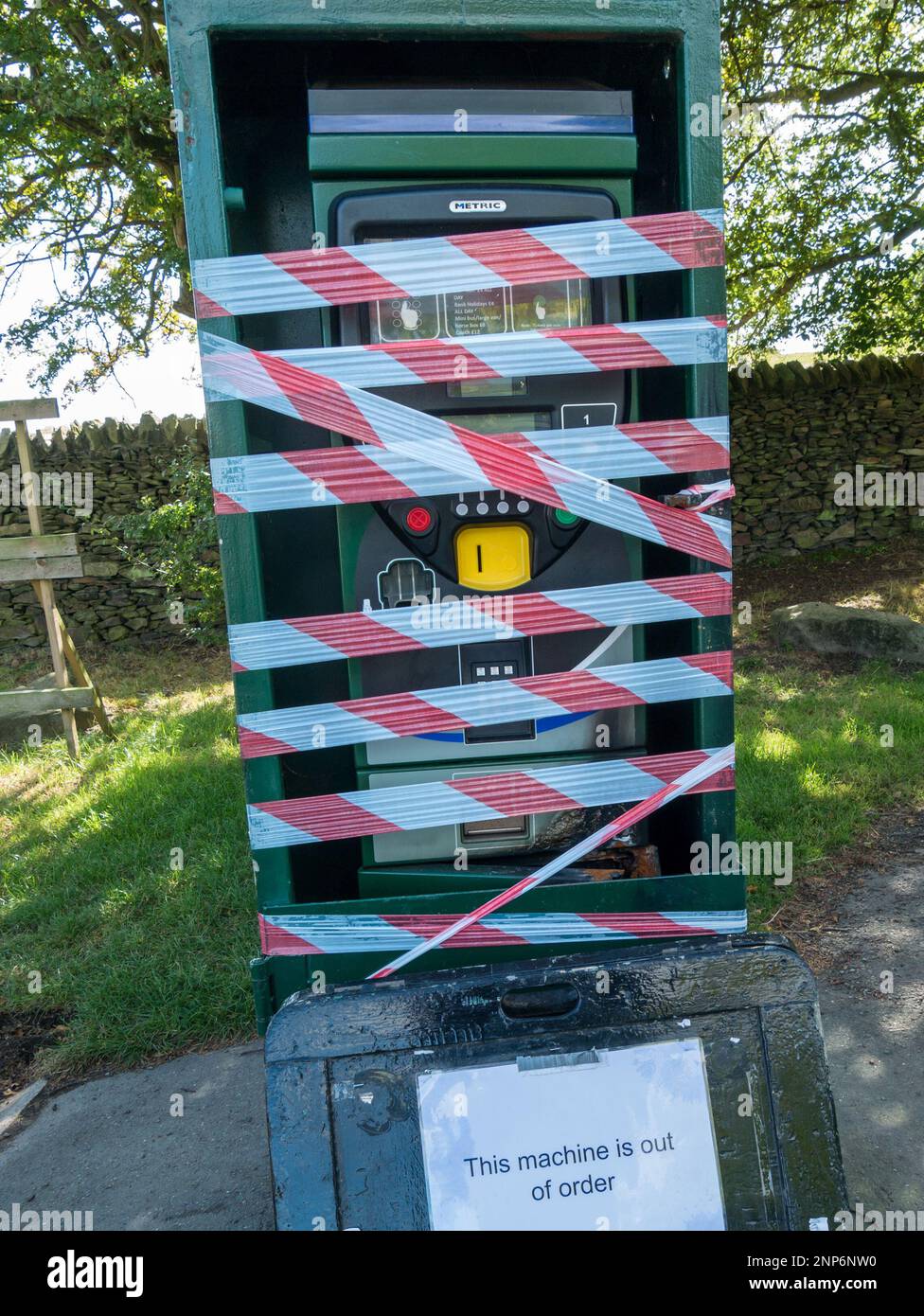 Außer Betrieb, defekter Zahlungs- und Ausstellungsautomat für Parkplatzkarten, England, Großbritannien Stockfoto