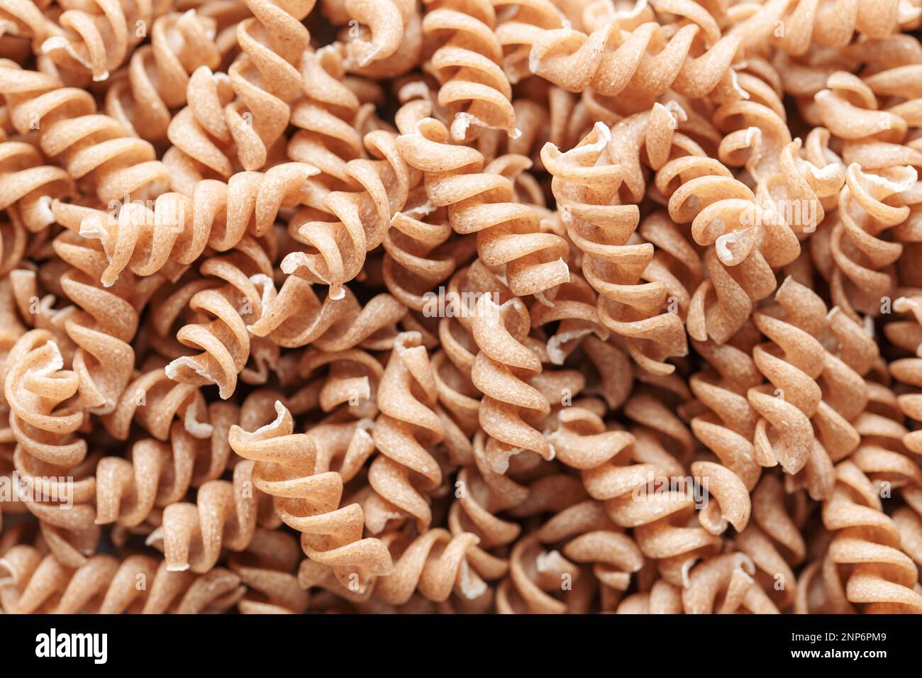 Pasta aus Kichererbsen. Glutenfreie Fusilli-Pasta. Alternative gesunde Lebensmittel. Lebensmittelhintergrund. Stockfoto