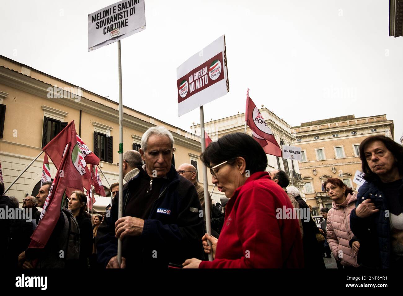 Rom, Italien. 25. Februar 2023. Demonstration der politischen Bewegung Popular Sovereign Democracy auf der Piazza Sant'Apostoli gegen den Krieg in der Ukraine und den Waffenschmuggel. (Foto: Andrea Ronchini/Pacific Press) Kredit: Pacific Press Media Production Corp./Alamy Live News Stockfoto