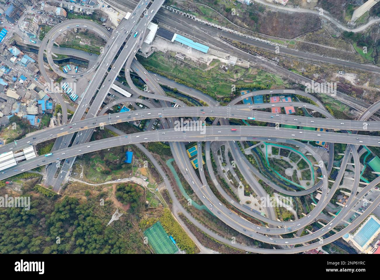 Guizhou. 25. Februar 2023. Dieses Luftfoto wurde am 25. Februar 2023 aufgenommen und zeigt den Qianchun Interchange in Guiyang, der Provinz Guizhou im Südwesten Chinas. Die fünflagige Kreuzung Qianchun befindet sich in der Hauptstadt Guiyang und besteht aus 11 Rampen sowie acht Ausgängen und Eingängen. Der größte senkrechte Absturz der Kreuzung erreicht 55 Meter. Kredit: Liu Xu/Xinhua/Alamy Live News Stockfoto