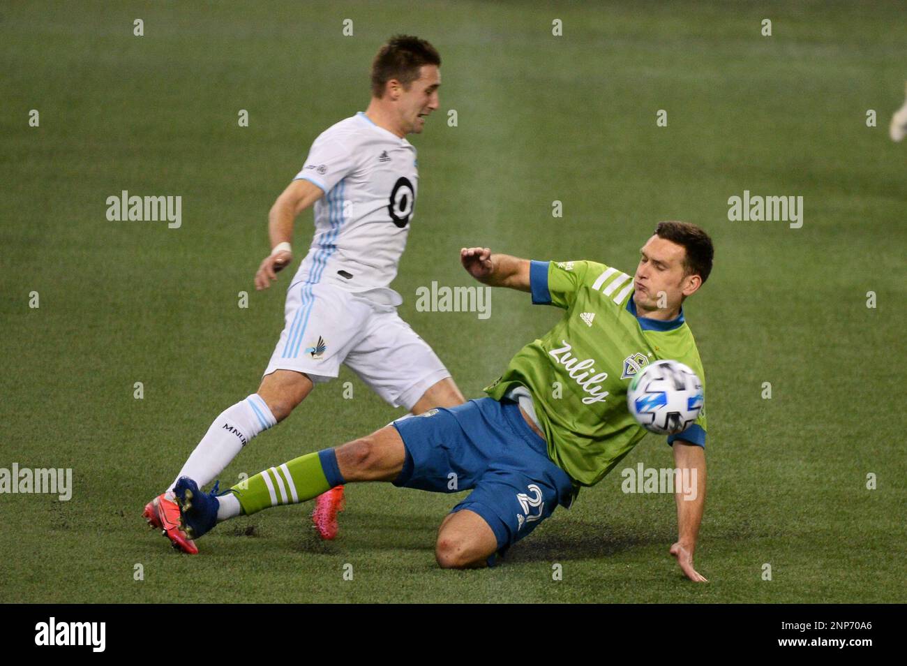 SEATTLE, WA - DECEMBER 07: Seattle Sounders defender Shane O'Neill (27) tackles the ball away from Minnesota United midfielder Ethan Finlay (13) during a Western Conference MLS Final between the Seattle Sounders and Minnesota United on December 7, 2020 at Lumen Field in Seattle, WA. (Photo by Jeff Halstead/Icon Sportswire) (Icon Sportswire via AP Images) Stockfoto