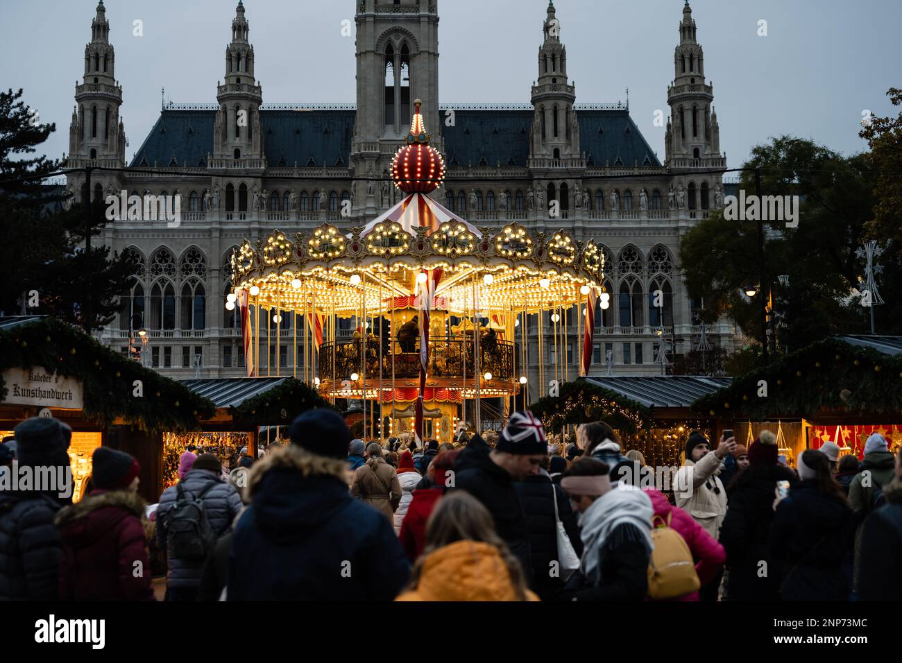 Karussell auf dem Weihnachtsmarkt im Wiener Rathaus oder Christkindlmarkt beim Rathaus am Abend Stockfoto