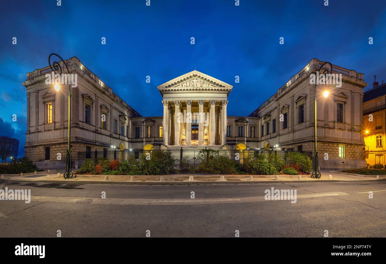 Montpellier, Frankreich. Neoklassizistisches Gebäude des Berufungsgerichts in der Abenddämmerung Stockfoto