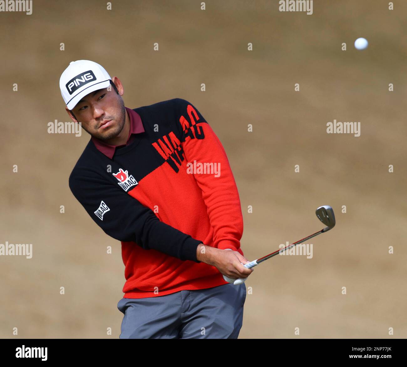 Chan Kim, an American professional golfer who currently competes on the Japan Golf Tour, hits an approach shot during the 6th hole of the Nippon Series JT Cup at Tokyo Yomiuri Country Club in Inagi City, Tokyo on December 6, 2020. Chan Kim won the event by staging a big comeback towards the end of the hole. ( The Yomiuri Shimbun via AP Images ) Stockfoto
