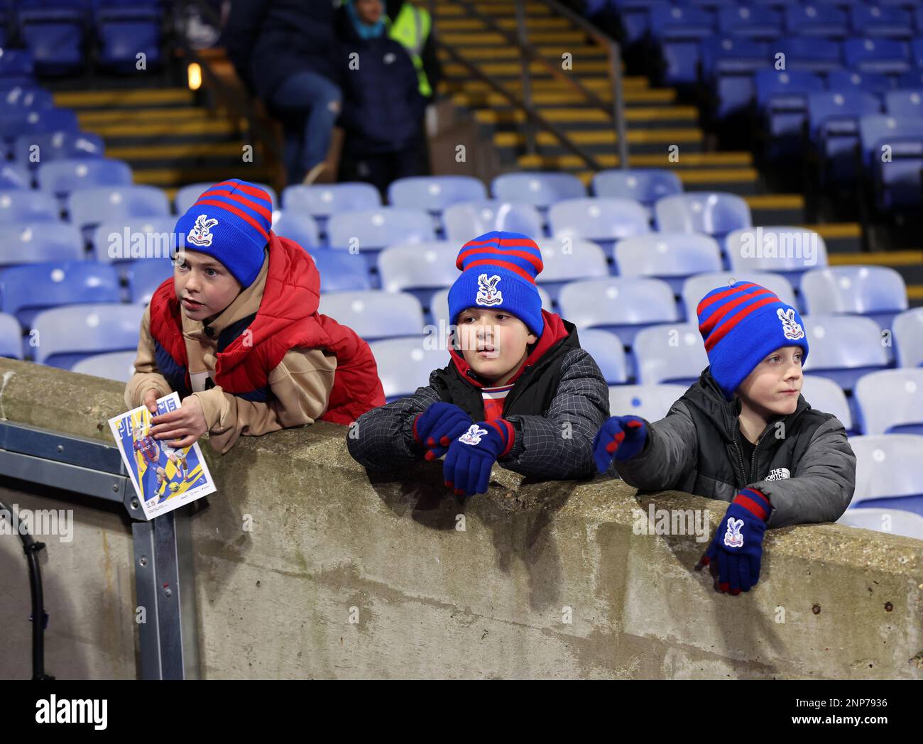 London, England, 25. Februar 2023. Junge Crystal Palace-Fans warten auf Autogramme während des Premier League-Spiels im Selhurst Park, London. Der Bildausdruck sollte lauten: David Klein/Sportimage Stockfoto