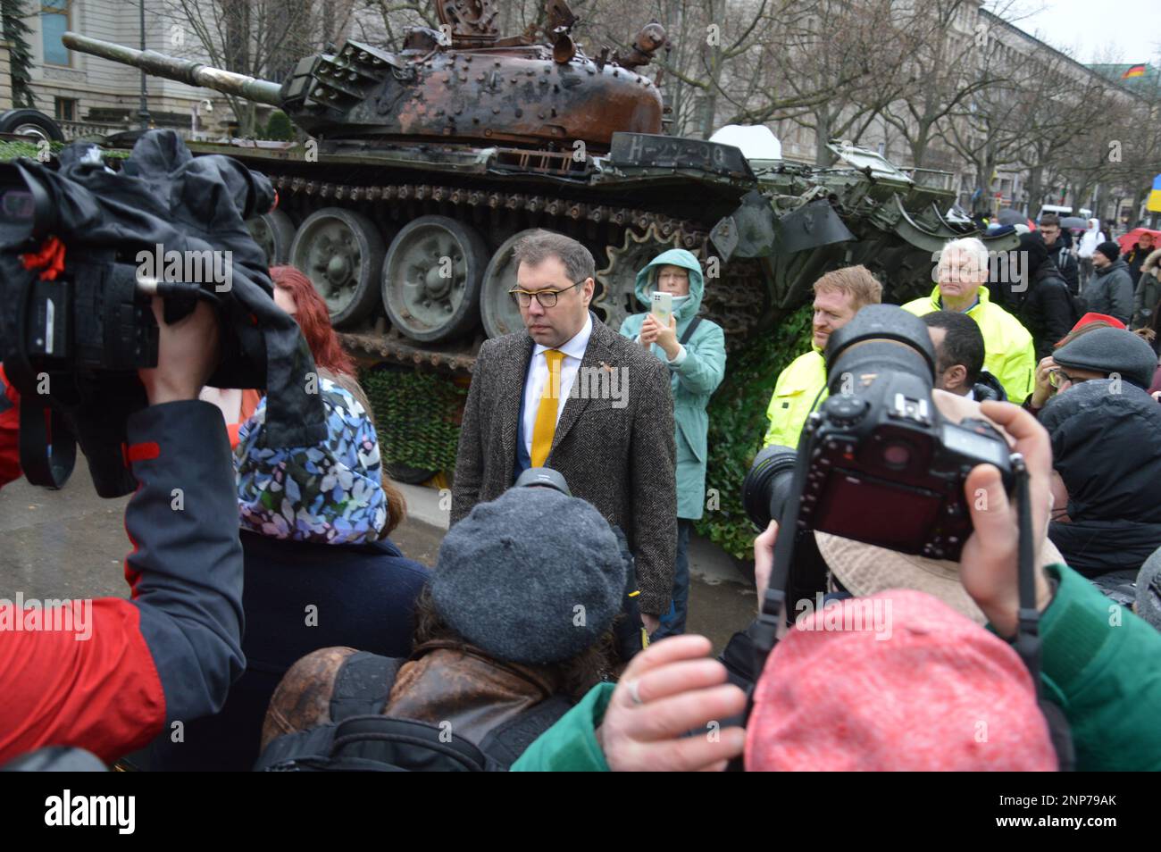 Berlin, Deutschland - 24. Februar 2023 - Oleksii Makeiev, Botschafter der Ukraine in Deutschland, besucht den russischen Panzer T-72B vor der russischen Botschaft unter den Linden. Der Panzer wurde am 31. März 2022 während der Kiew-Schlacht von ukrainischen Soldaten zum Einsatzort erklärt. (Foto: Markku Rainer Peltonen) Stockfoto