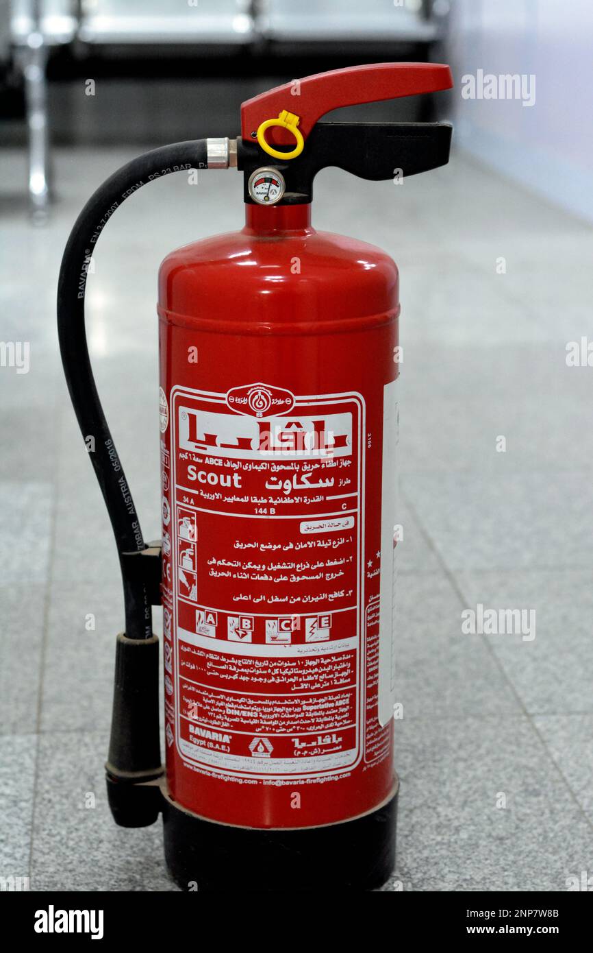 Kairo, Ägypten, Februar 11 2023: Bayerischer Scout Fire Extinguisher 6 Kilogramm chemisches Trockenpulver zur schnellen Brandbekämpfung Stockfoto