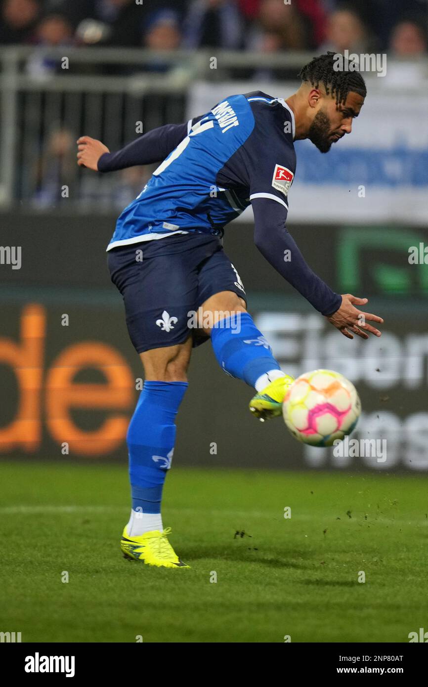 Darmstadt, Deutschland. 25. Februar 2023. Fußball: 2. Bundesliga, Darmstadt 98 - Hamburger SV, Matchday 22, Merck-Stadion am Böllenfalltor. Keanan Bennetts in Darmstadt. Kredit: Thomas Frey/dpa - WICHTIGER HINWEIS: Gemäß den Anforderungen der DFL Deutsche Fußball Liga und des DFB Deutscher Fußball-Bund ist es verboten, im Stadion aufgenommene Fotos und/oder das Spiel in Form von Sequenzbildern und/oder videoähnlichen Fotoserien zu verwenden oder verwenden zu lassen./dpa/Alamy Live News Stockfoto