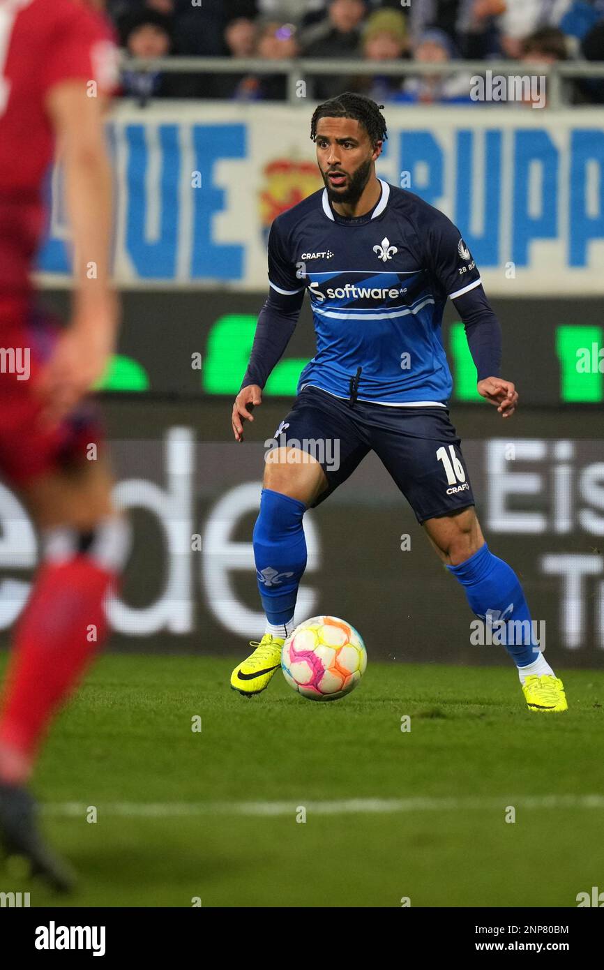 Darmstadt, Deutschland. 25. Februar 2023. Fußball: 2. Bundesliga, Darmstadt 98 - Hamburger SV, Matchday 22, Merck-Stadion am Böllenfalltor. Keanan Bennetts in Darmstadt. Kredit: Thomas Frey/dpa - WICHTIGER HINWEIS: Gemäß den Anforderungen der DFL Deutsche Fußball Liga und des DFB Deutscher Fußball-Bund ist es verboten, im Stadion aufgenommene Fotos und/oder das Spiel in Form von Sequenzbildern und/oder videoähnlichen Fotoserien zu verwenden oder verwenden zu lassen./dpa/Alamy Live News Stockfoto