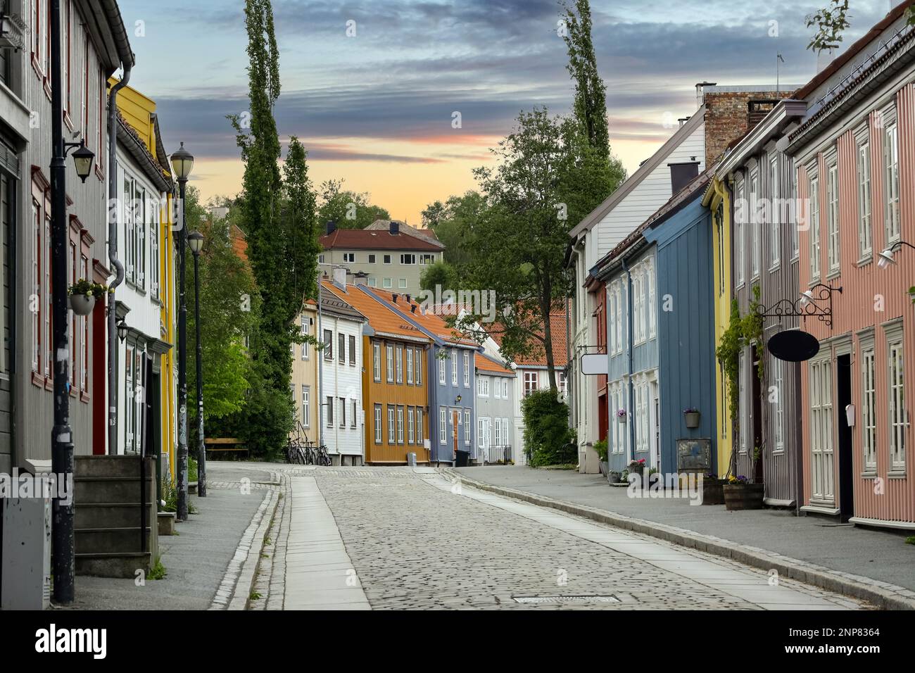 Bakklandet: Beliebtes Torusitikviertel in Trondheim mit bunten Holzhäusern und Geschäften Stockfoto