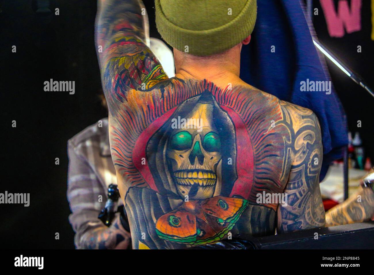 Brighton, East Sussex, England,26. Februar 2023 The Brighton Tattoo Convention 2023 feiert sein 14. Jahr mit 500 Tattoo-Künstlern, die damit beschäftigt sind, Tinte auf die Haut von Tausenden von Tattoo-Fans aufzutragen, die zur Show kommen, plus DJs, Wettbewerbe, Alles unter einem Dach in den drei Etagen des Brighton Centre, 25.-26. Februar 2023. Paul Quezada-Neiman/Alamy Live News Stockfoto