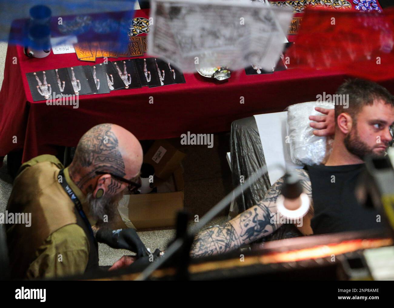 Brighton, East Sussex, England,26. Februar 2023 The Brighton Tattoo Convention 2023 feiert sein 14. Jahr mit 500 Tattoo-Künstlern, die damit beschäftigt sind, Tinte auf die Haut von Tausenden von Tattoo-Fans aufzutragen, die zur Show kommen, plus DJs, Wettbewerbe, Alles unter einem Dach in den drei Etagen des Brighton Centre, 25.-26. Februar 2023. Paul Quezada-Neiman/Alamy Live News Stockfoto
