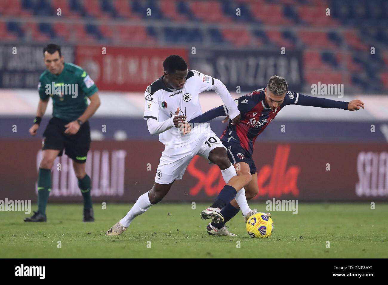 November 25, 2020, Bologna, United Kingdom: Lucien Agoume of Spezia Calcio tussles with Nicolas Dominguez of Bologna FC during the Coppa Italia match at Renato Dall'Ara, Bologna. Picture date: 25th November 2020. Picture credit should read: Jonathan Moscrop/Sportimage(Credit Image: © Jonathan Moscrop/CSM via ZUMA Wire) (Cal Sport Media via AP Images) Stockfoto