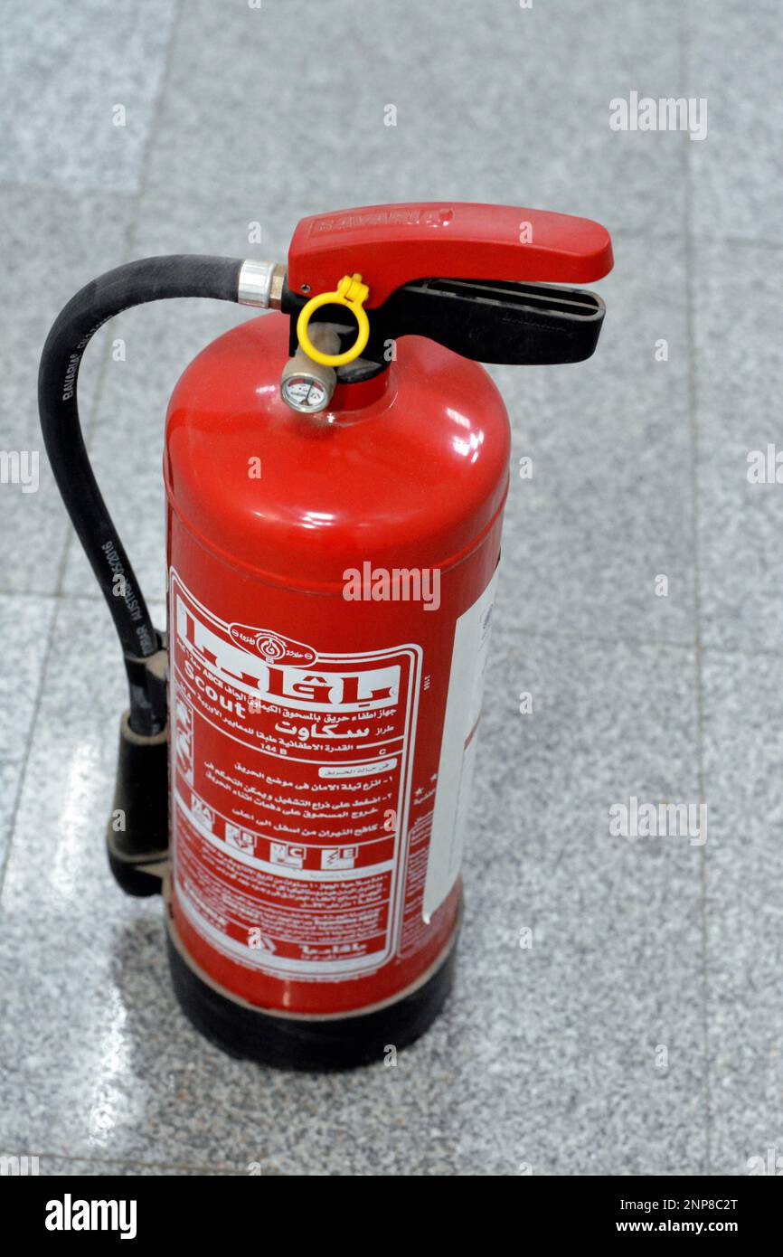 Kairo, Ägypten, Februar 11 2023: Bayerischer Scout Fire Extinguisher 6 Kilogramm chemisches Trockenpulver zur schnellen Brandbekämpfung Stockfoto