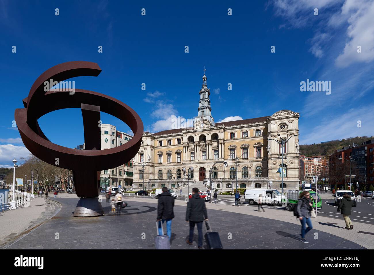 Blick auf den Stadtrat von Bilbao und die berühmte Skulptur „Variante Ovoide“ von Jorge Oteiza, Bilbao, Biskaya, Baskenland, Euskadi, Euskal Stockfoto