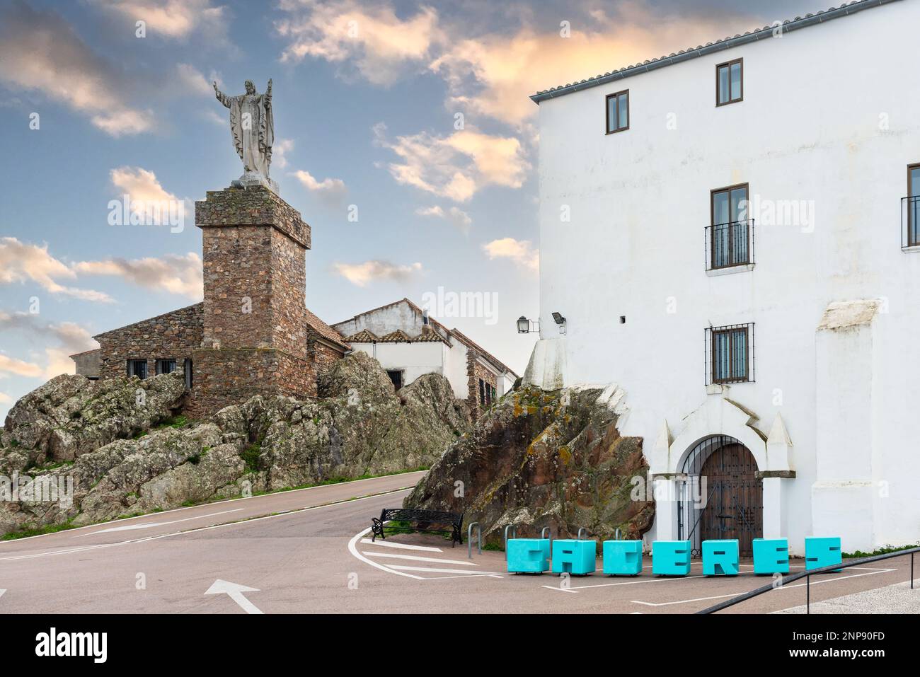 Spirituelle Hingabe in der wunderschönen Kapelle der Virgen de la Montaña Stockfoto