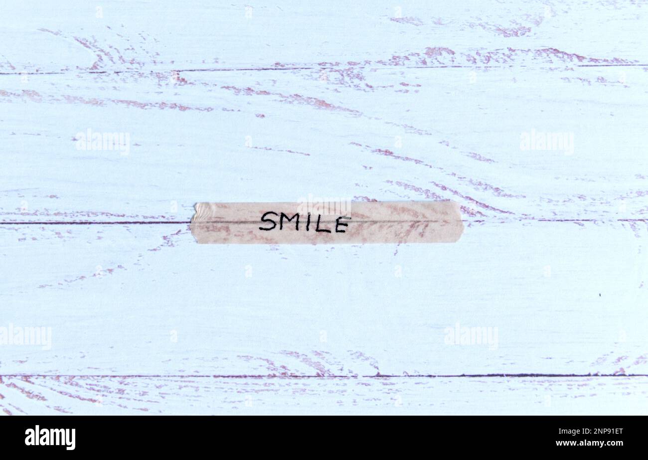 Motivationsmeldung per Hand auf buntes Washi-Band auf weißem Holzhintergrund wirbeln Stockfoto