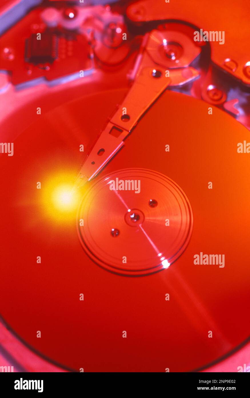 CLOSE UP OF ARMATURE AND DISC OF PERSONAL COMPUTER HARD DRIVE Stockfoto