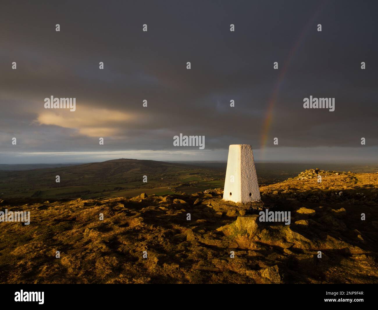 Blick auf den höchsten Punkt von Shropshire, Brown Clee (540m), vom Gipfel auf Titterstone Clee (533m), auf dem Shropshire Way Fußweg. Stockfoto