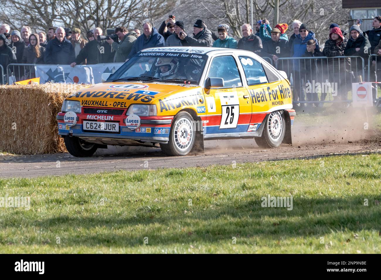 Louise Aitken-Walker fährt einen Astra GTE Rally Car bei Race Retro 2023 Exhibition und Rally Stages in Stoneleigh Park Warwickshire UK Stockfoto