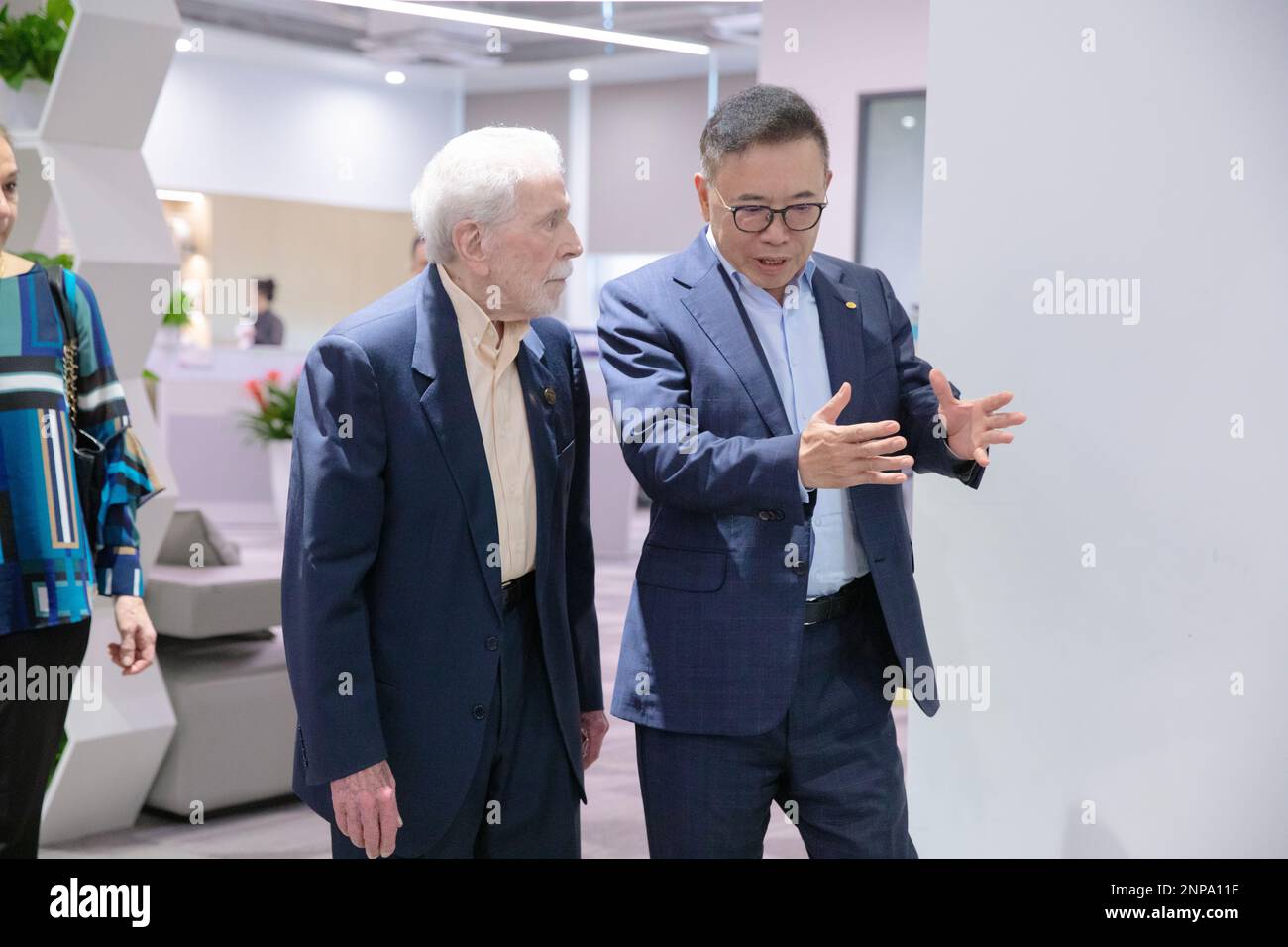 Shenzhen. 26. Februar 2023. Dieses undatierte Foto zeigt den 94-jährigen brasilianischen Geschäftsmann Affonso Brand?o Hennel (L), der Gründer des renommierten brasilianischen Haushaltsgeräteherstellers SEMP ist, und spricht mit Li Dongsheng, dem Vorsitzenden des chinesischen Elektronikgiganten TCL Group in Shenzhen, Südchina Provinz Guangdong. FÜR „Across China: Chinese, Brazilian Home Appliance Giants Eye close cooperation“. Kredit: Xinhua/Alamy Live News Stockfoto