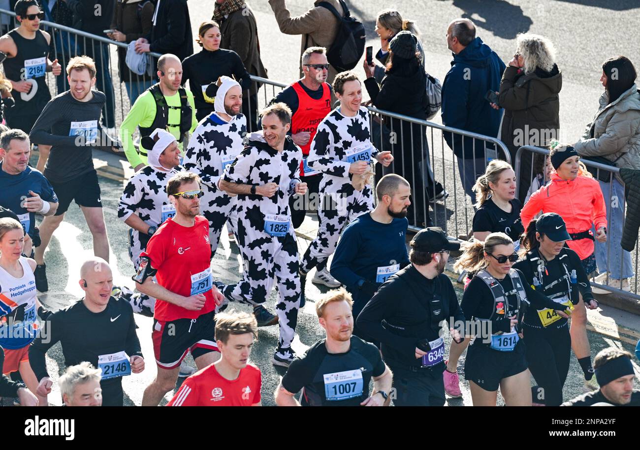 Brighton UK 26. . Februar 2023 Tausende Läufer nehmen an einem strahlenden Morgen an der Südküste am Brighton Halbmarathon 33. Teil . Über zehntausend Läufer sollen dabei helfen, Geld für verschiedene Wohltätigkeitsorganisationen zu sammeln: Credit Simon Dack / Alamy Live News Stockfoto