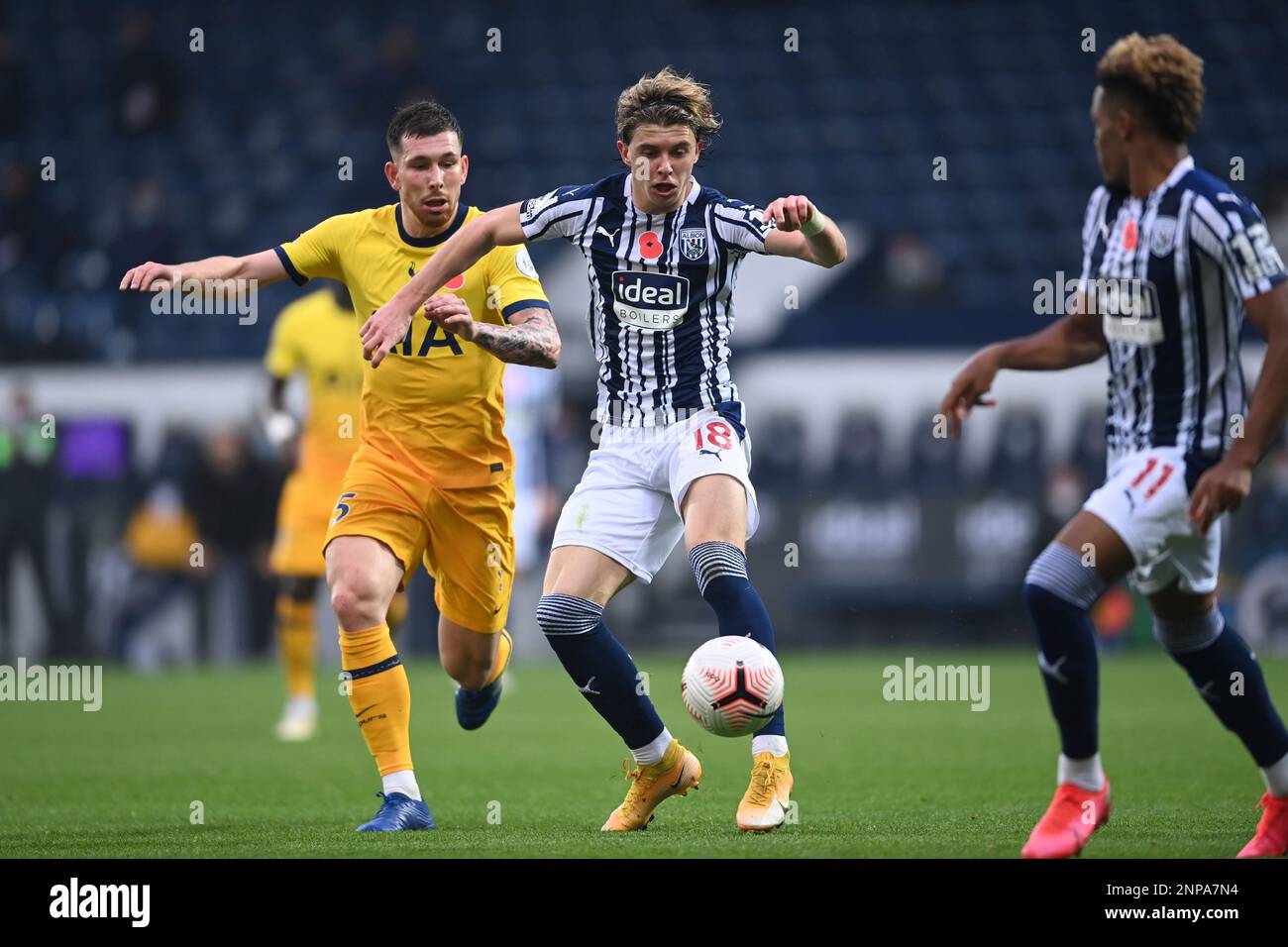 West Bromwich Albion's Conor Gallagher, center, fights for the ball with Tottenham's Pierre-Emile Hojbjerg during the English Premier League soccer match between West Bromwich Albion and Tottenham Hotspur at the Hawthorns in West Bromwich, England, Sunday, Nov. 8, 2020. (Laurence Griffiths/Pool via AP) Stockfoto
