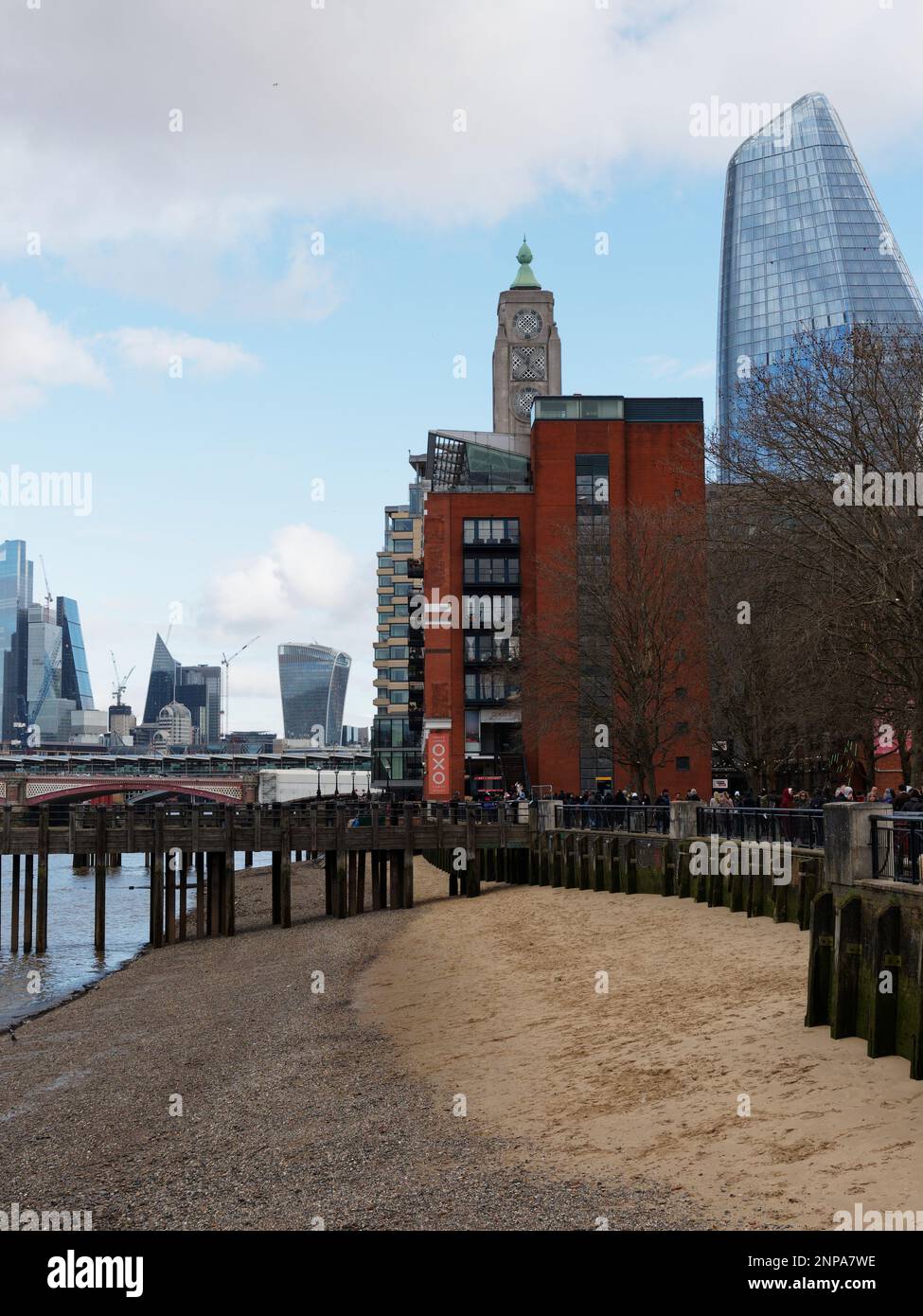 Strand am Südufer der Themse mit OXO Tower und Blackfriars Bridge dahinter. London, England Stockfoto