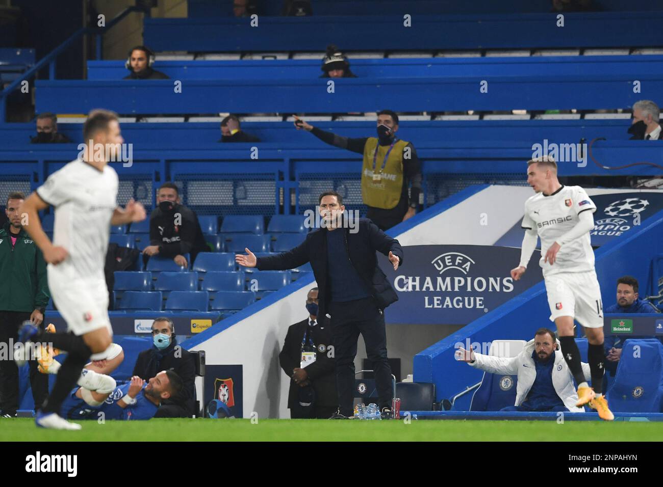 Chelsea's head coach Frank Lampard, centre, reacts during a Group E Champions League soccer match between Chelsea and Rennes at Stamford Bridge stadium in London, England, Wednesday Nov. 4, 2020. (Neil Hall/Pool via AP) Stockfoto