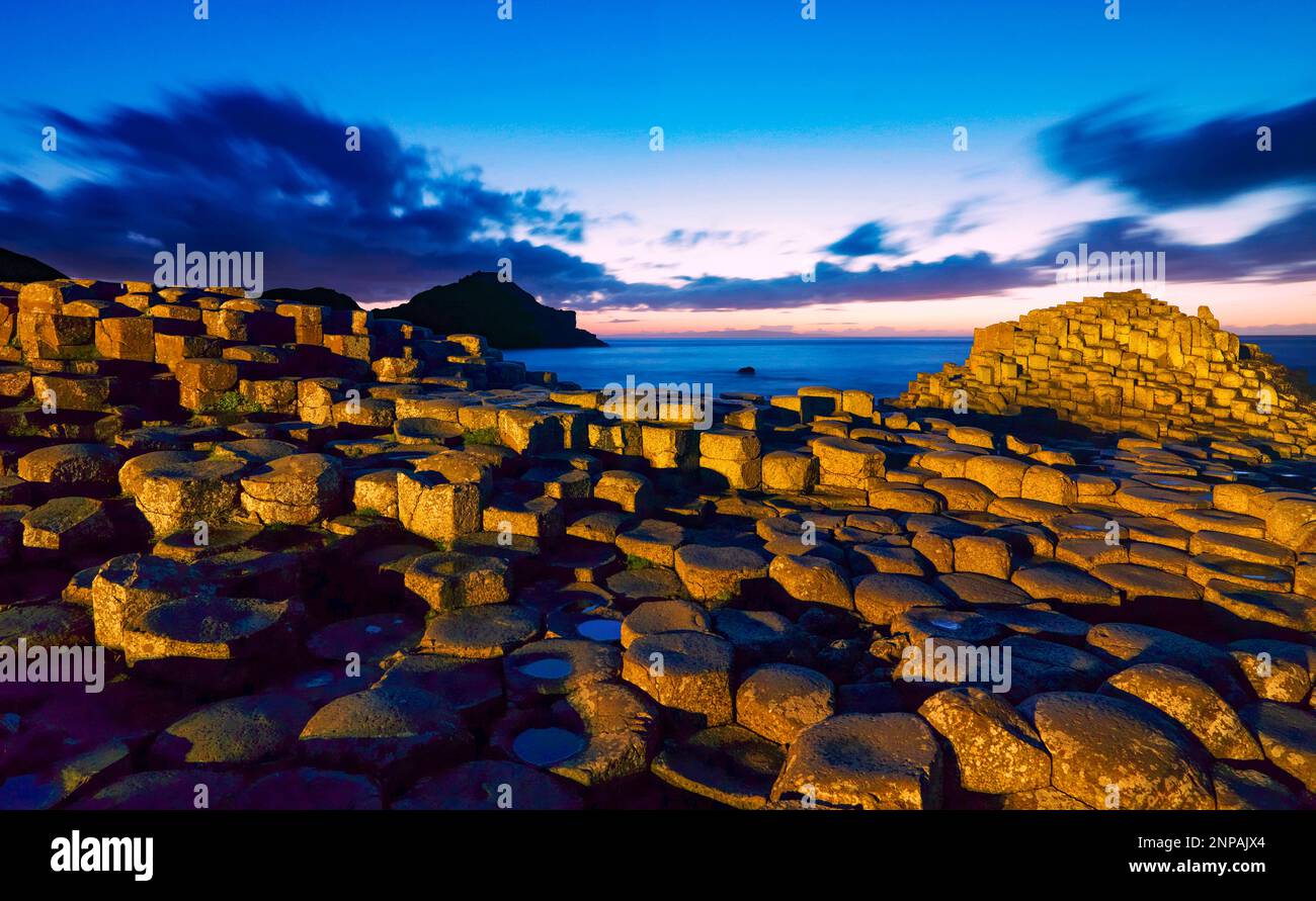 Flutlicht Giant's Causeway, UNESCO-Weltkulturerbe, County Antrim, Nordirland Stockfoto