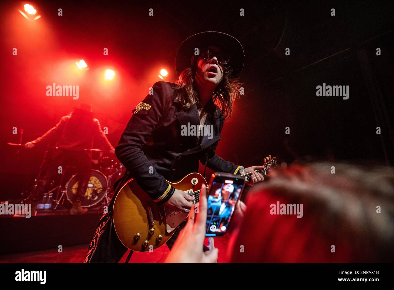 Kopenhagen, Dänemark. 25. Februar 2023. Die amerikanische Rockband Dirty Honey führt ein Live-Konzert im Hotel Cecil in Kopenhagen auf. Hier wird der Gitarrist John Notto live auf der Bühne gesehen. (Foto: Gonzales Photo/Alamy Live News Stockfoto