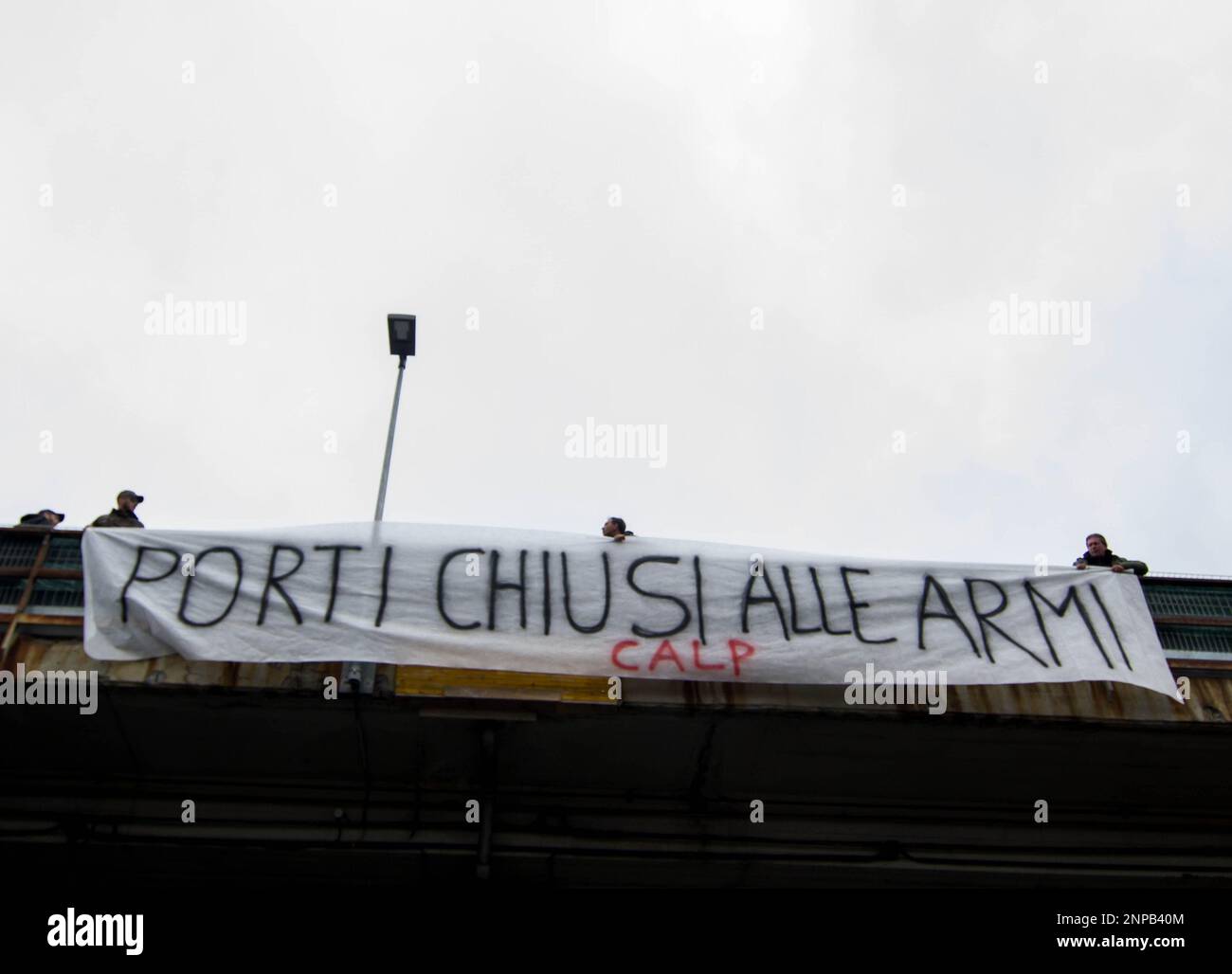 Etwa 10.000 Menschen gingen auf die Straßen von Genua für die nationale Demonstration gegen den Krieg und gegen Schiffe mit Waffen, die von Calp-Hafenarbeitern einberufen wurden. Eine lange Prozession, die von einem Banner der Hafenarbeiter geöffnet wurde, die vom Hafen aus begann und dann durch die Straßen der Stadt ging. 2020 blockierten Calp-Hafenarbeiter ein Schiff mit Waffen, die für den Krieg in Syrien bestimmt waren.2021 stand Calp in Kontakt mit USB-Gewerkschaftsarbeitern in Livorno, um eine Waffenlieferung nach Israel zu blockieren, die gegen das Volk von Gaza, Und 2022 blockierten USB-Arbeiter am Flughafen von Pisa Waffen, die für den Krieg bestimmt waren Stockfoto