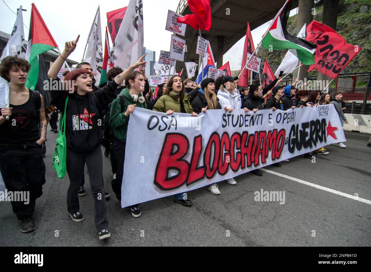 Etwa 10.000 Menschen gingen auf die Straßen von Genua für die nationale Demonstration gegen den Krieg und gegen Schiffe mit Waffen, die von Calp-Hafenarbeitern einberufen wurden. Eine lange Prozession, die von einem Banner der Hafenarbeiter geöffnet wurde, die vom Hafen aus begann und dann durch die Straßen der Stadt ging. 2020 blockierten Calp-Hafenarbeiter ein Schiff mit Waffen, die für den Krieg in Syrien bestimmt waren.2021 stand Calp in Kontakt mit USB-Gewerkschaftsarbeitern in Livorno, um eine Waffenlieferung nach Israel zu blockieren, die gegen das Volk von Gaza, Und 2022 blockierten USB-Arbeiter am Flughafen von Pisa Waffen, die für den Krieg bestimmt waren Stockfoto