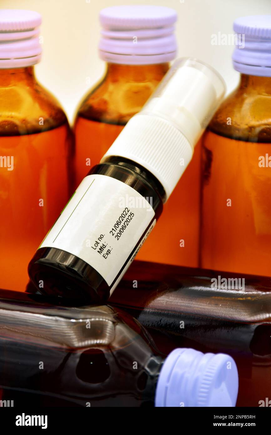Fertigungs- und Ablaufdatum auf einige pharmazeutische Verpackungen. Stockfoto