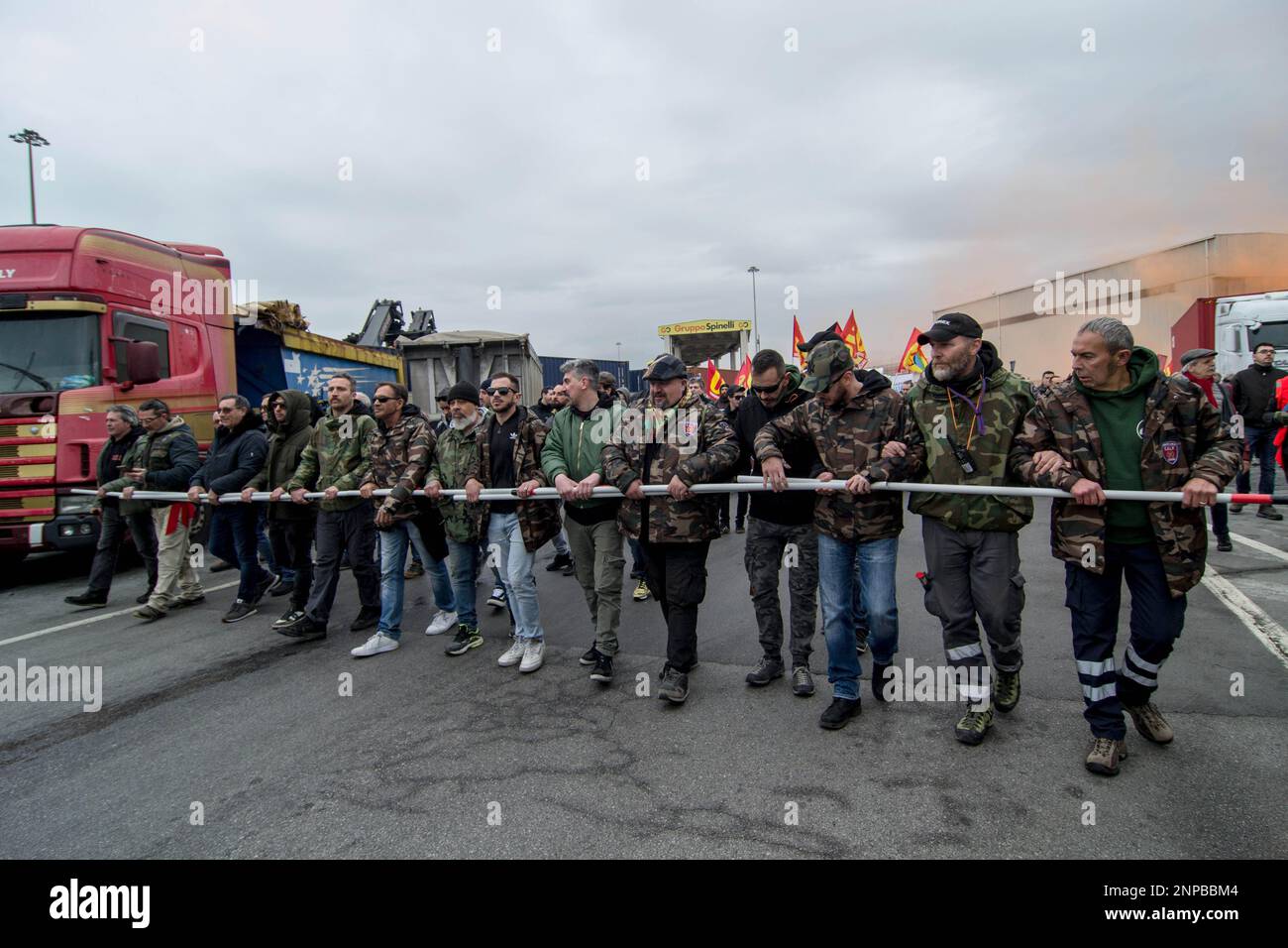 Rom, Italien, Italien. 25. Februar 2023. Etwa 10.000 Menschen gingen auf die Straßen von Genua für die nationale Demonstration gegen den Krieg und gegen Schiffe mit Waffen, die von Calp-Hafenarbeitern einberufen wurden. Eine lange Prozession, die von einem Banner der Hafenarbeiter geöffnet wurde, die vom Hafen aus begann und dann durch die Straßen der Stadt ging. 2020 blockierten Calp-Hafenarbeiter ein Schiff mit Waffen, die für den Krieg in Syrien bestimmt waren.2021 stand Calp in Kontakt mit USB-Gewerkschaftsarbeitern in Livorno, um eine Waffenlieferung nach Israel zu blockieren, die gegen das Volk von Gaza, Und 2022 USB-Arbeiter im Pisa-Flugplatz Stockfoto