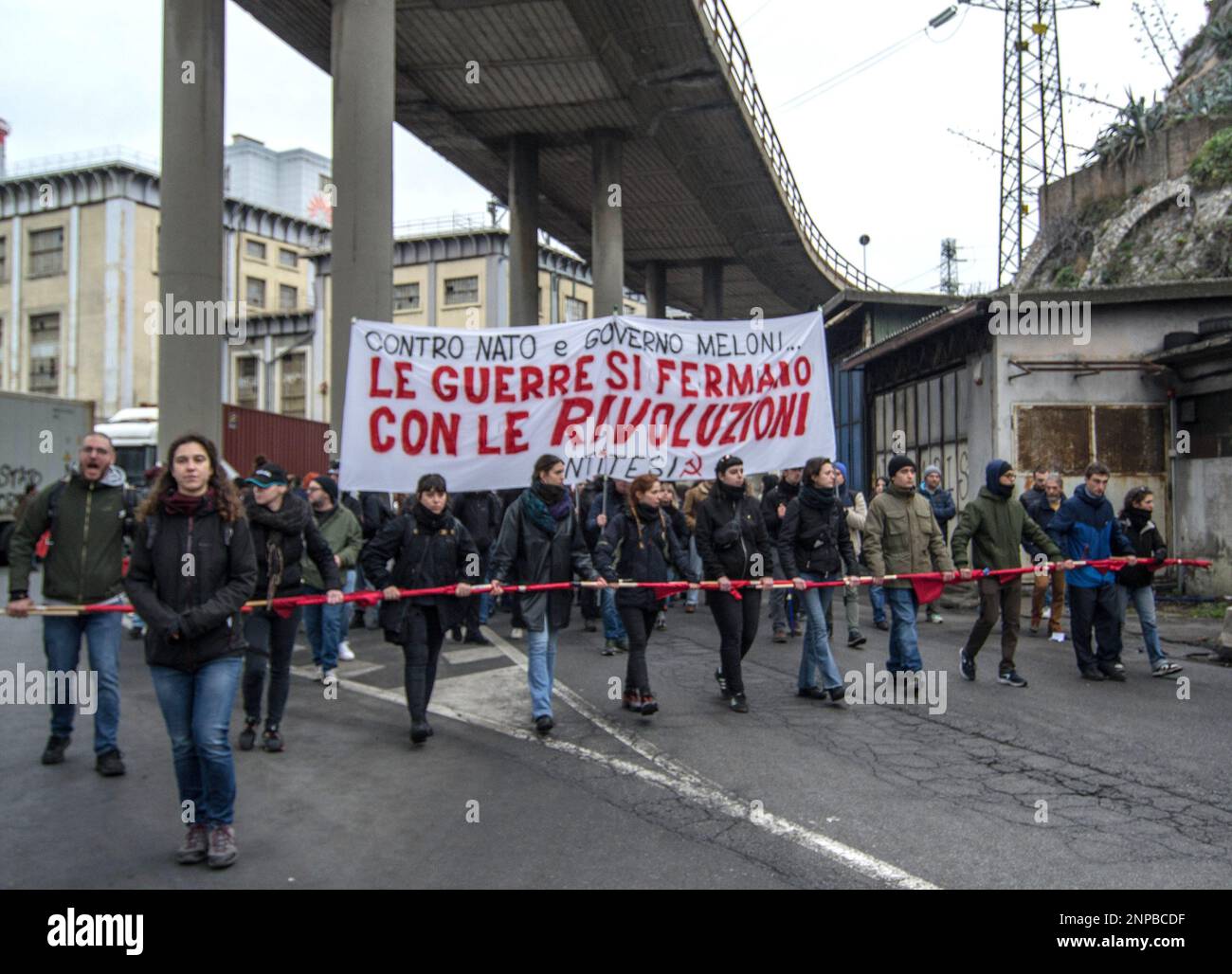 Rom, Italien, Italien. 25. Februar 2023. Etwa 10.000 Menschen gingen auf die Straßen von Genua für die nationale Demonstration gegen den Krieg und gegen Schiffe mit Waffen, die von Calp-Hafenarbeitern einberufen wurden. Eine lange Prozession, die von einem Banner der Hafenarbeiter geöffnet wurde, die vom Hafen aus begann und dann durch die Straßen der Stadt ging. 2020 blockierten Calp-Hafenarbeiter ein Schiff mit Waffen, die für den Krieg in Syrien bestimmt waren.2021 stand Calp in Kontakt mit USB-Gewerkschaftsarbeitern in Livorno, um eine Waffenlieferung nach Israel zu blockieren, die gegen das Volk von Gaza, Und 2022 USB-Arbeiter im Pisa-Flugplatz Stockfoto