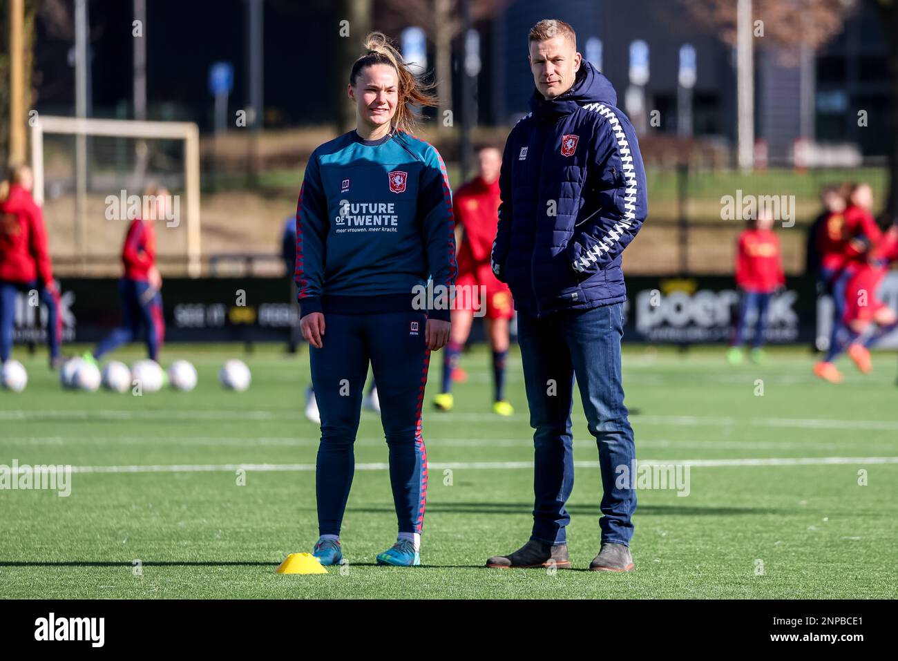 ENSCHEDE, NIEDERLANDE - FEBRUAR 26: Sofie Vermeer vom FC Twente und Cheftrainer Joran Pot vom FC Twente während des Finales 1/8 ZWISCHEN dem FC Twente und Ajax im Sportcampus Diekman am 26. Februar 2023 in Enschede, Niederlande (Foto: Marcel ter Bals/Orange Pictures) Stockfoto