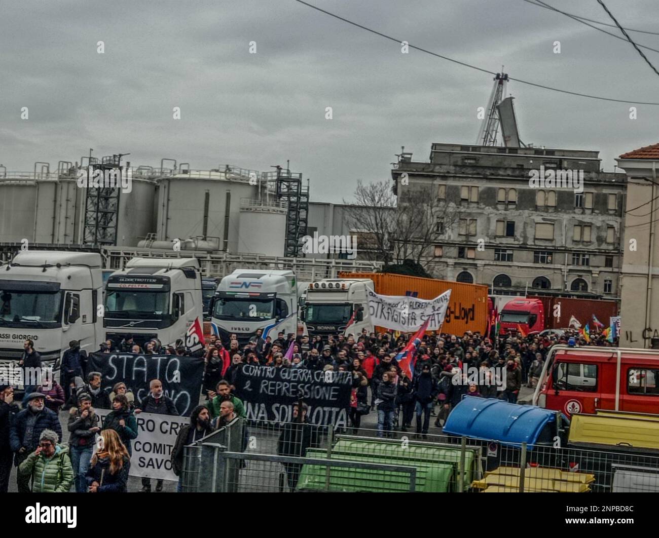 Rom, Italien, Italien. 25. Februar 2023. Etwa 10.000 Menschen gingen auf die Straßen von Genua für die nationale Demonstration gegen den Krieg und gegen Schiffe mit Waffen, die von Calp-Hafenarbeitern einberufen wurden. Eine lange Prozession, die von einem Banner der Hafenarbeiter geöffnet wurde, die vom Hafen aus begann und dann durch die Straßen der Stadt ging. 2020 blockierten Calp-Hafenarbeiter ein Schiff mit Waffen, die für den Krieg in Syrien bestimmt waren.2021 stand Calp in Kontakt mit USB-Gewerkschaftsarbeitern in Livorno, um eine Waffenlieferung nach Israel zu blockieren, die gegen das Volk von Gaza, Und 2022 USB-Arbeiter im Pisa-Flugplatz Stockfoto