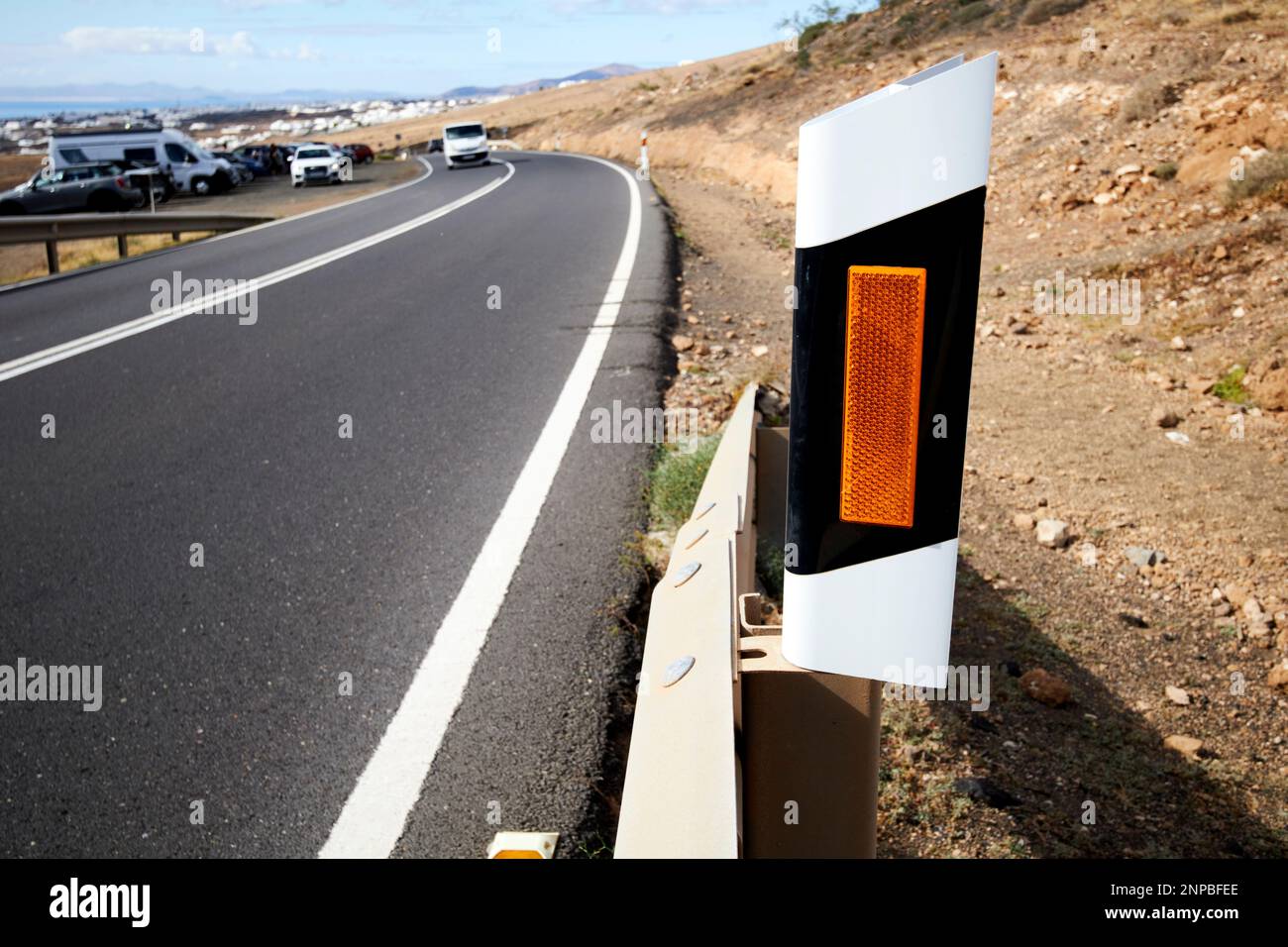 Reflektierendes Schild auf der Straßensperre lz-35 ländliche Gebirgsstraße nahe Las grietas tias Region Lanzarote, Kanarische Inseln, Spanien Stockfoto