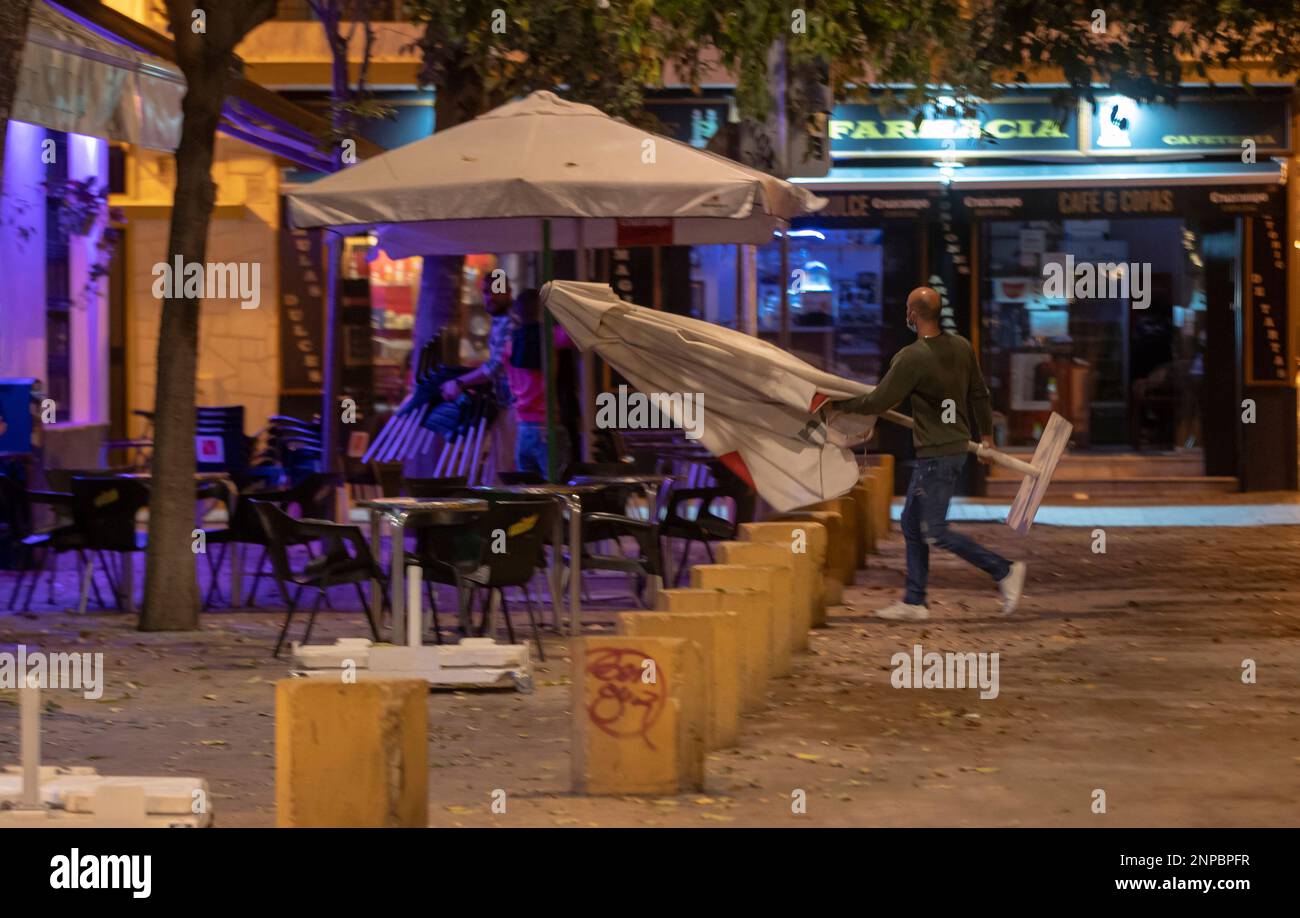 Bars closed in Seville at 10pm due to the measures taken by the Andalusian Government to alleviate the Covid pandemic.19 The photographs were taken in the Alameda de Hércules in Seville on 25 October 2020 25 OCTOBER 2020 Eduardo Briones / Europa Press 10/25/2020 (Europa Press via AP) Stockfoto