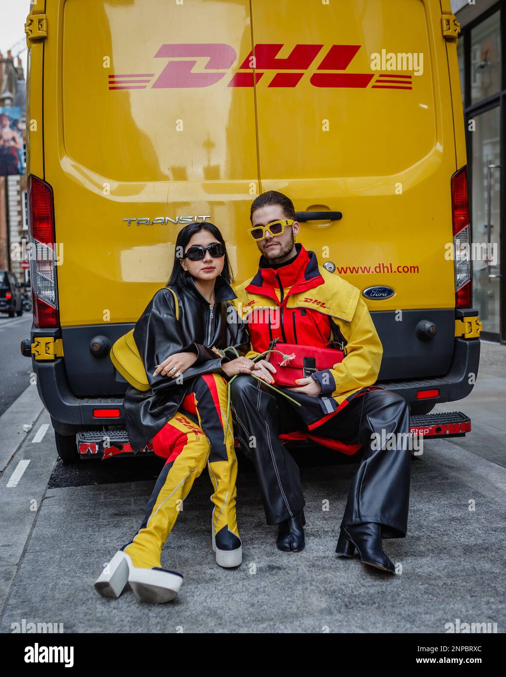 Ein paar Moden von DHL auf der London Fashion Week. Stockfoto