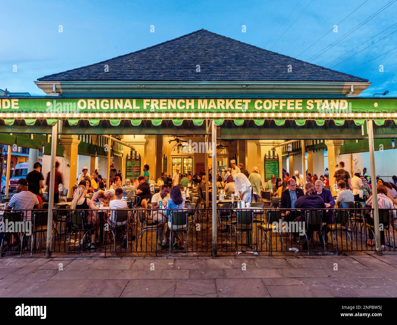 Cafe du Monde, berühmtes und historisches Café für Beignets, New Orleans, Louisiana USA, USA Stockfoto