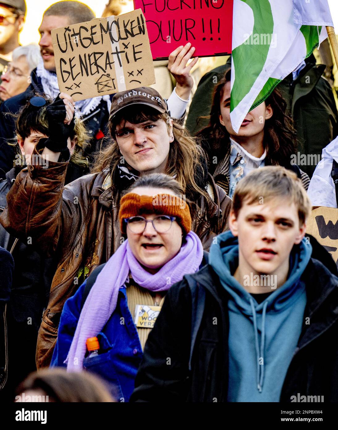 Amsterdam, Niederlande. 26. Februar 2023 AMSTERDAM - Demonstranten bei einem Wohnungsprotest auf dem Damplein. Unter anderem gibt es Demonstrationen gegen die geringe Zahl von sozialen Mietwohnungen und befristeten Verträgen im privaten Sektor. Im September 2021 wurde in Amsterdam gegen das Recht auf erschwinglichen Wohnraum protestiert. ANP ROBIN UTRECHT netherlands Out - belgium Out Credit: ANP/Alamy Live News Stockfoto