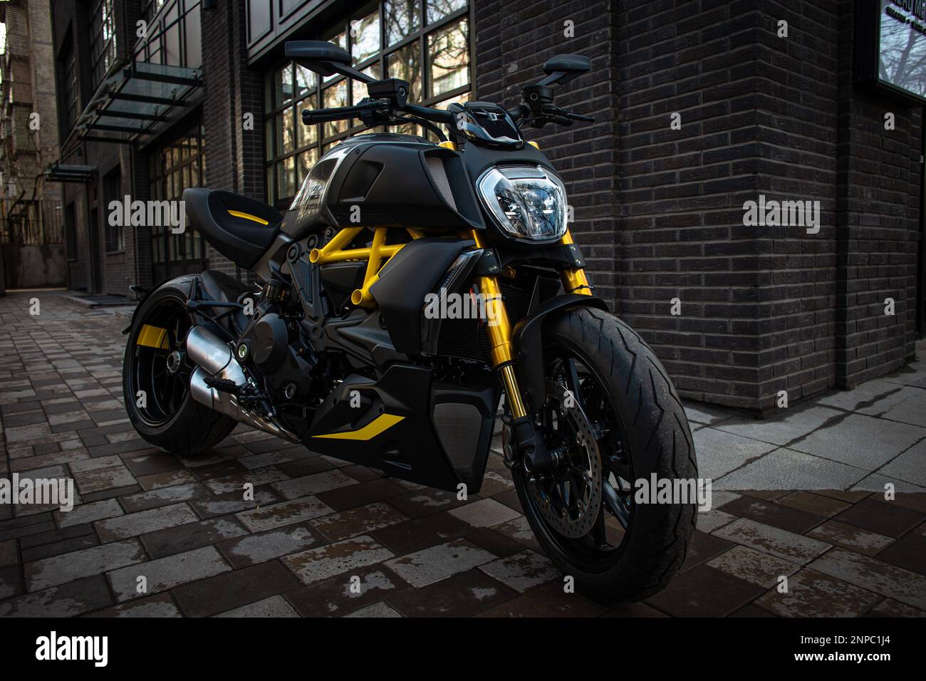 Elegantes Sportmotorrad in Schwarz und Gelb auf der Straße der Stadt. Stockfoto