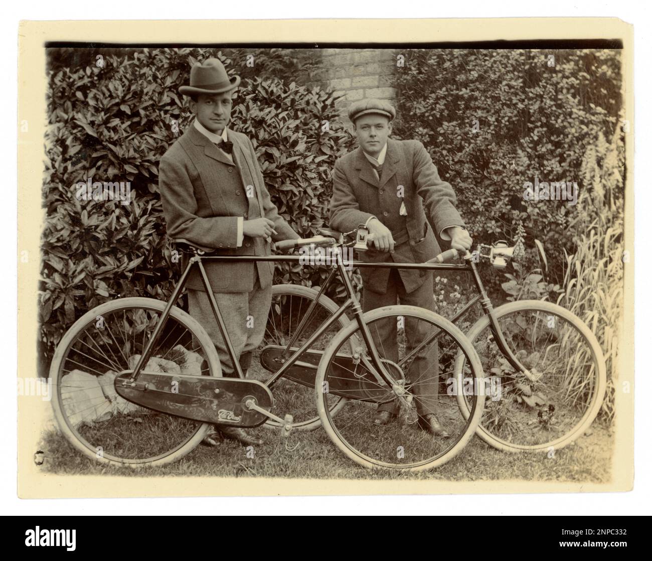 Originale viktorianische Fotografie von Männern mit ihren Fahrrädern in einem Garten, alte Radtour, um 1898, Gegend von Worcester, GROSSBRITANNIEN Stockfoto