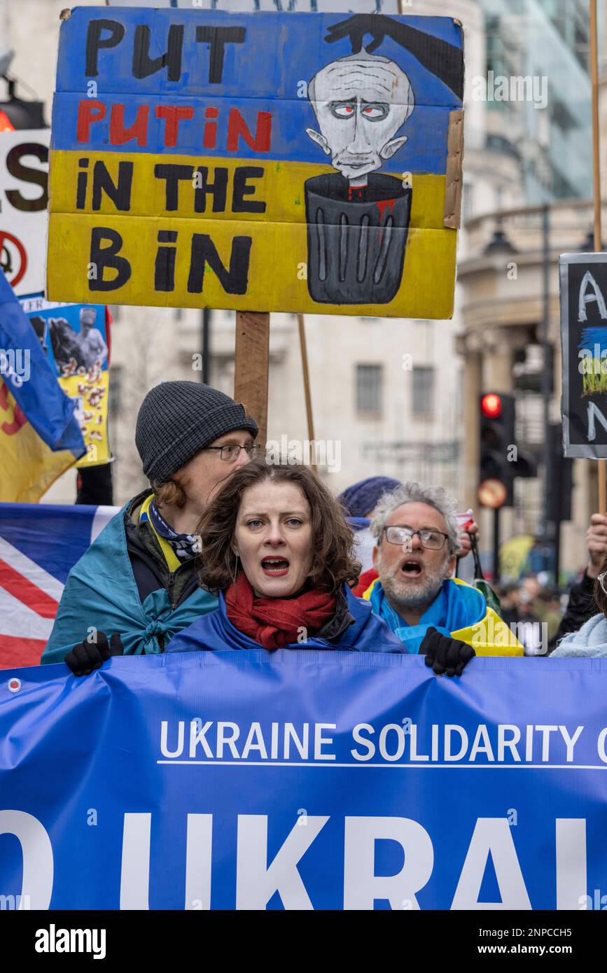 London, Vereinigtes Königreich 25. Februar 2023, London, Vereinigtes Königreich ÔVictory UkraineÕ für eine Demonstration anlässlich eines Jahres, da Russland vom Portland Place bis zum Trafalgar Square in London in die Ukraine einmarschierte. Kredit: Jeff Gilbert/Alamy Live News Stockfoto