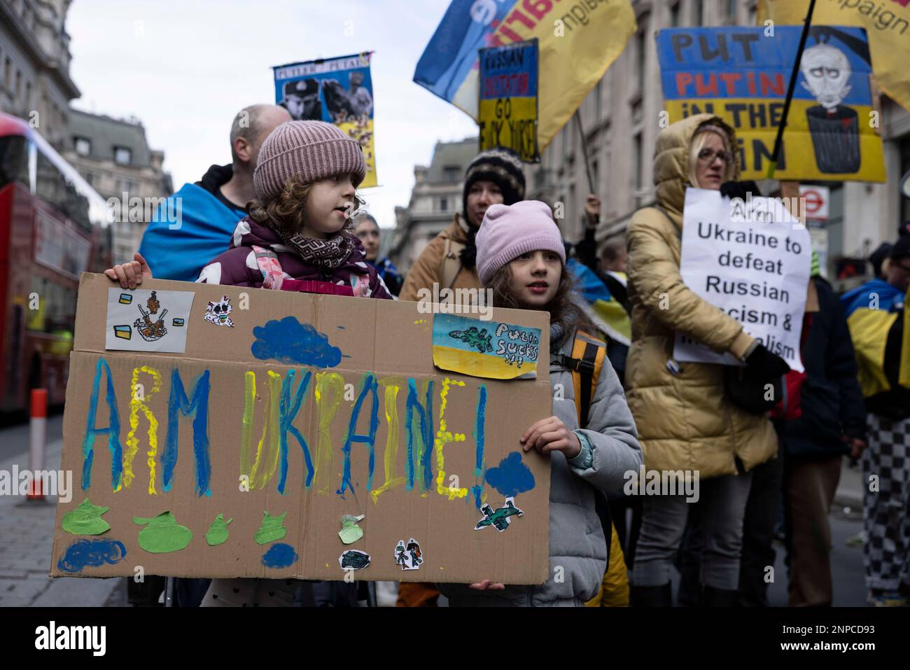 London, Vereinigtes Königreich 25. Februar 2023, London, Vereinigtes Königreich die Demonstration „Victory for Ukraine“ findet ein Jahr nach der Invasion der Ukraine durch Russland vom Portland Place bis zum Trafalgar Square in London statt. Kredit: Jeff Gilbert/Alamy Live News Stockfoto