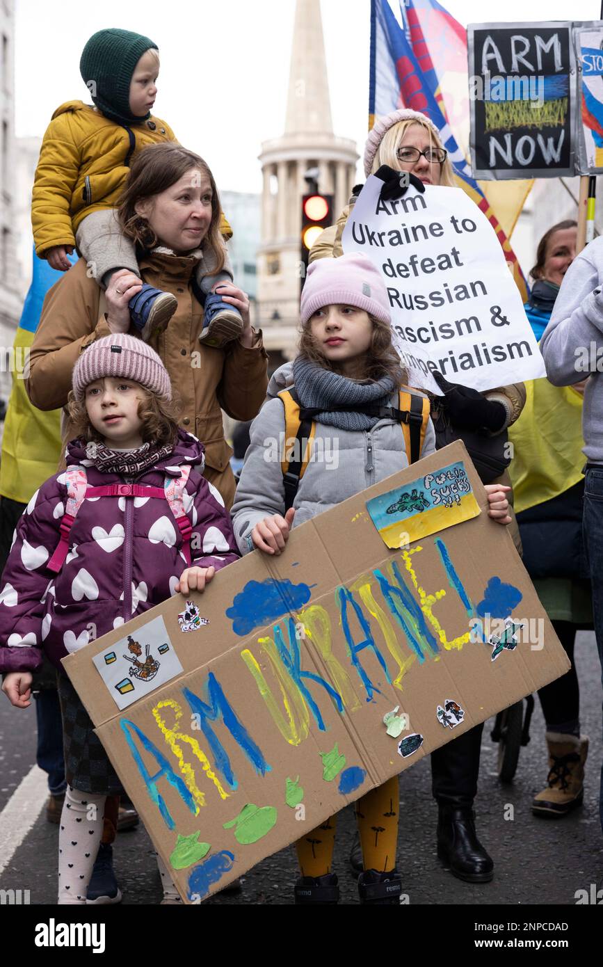 London, Vereinigtes Königreich 25. Februar 2023, London, Vereinigtes Königreich die Demonstration „Victory for Ukraine“ findet ein Jahr nach der Invasion der Ukraine durch Russland vom Portland Place bis zum Trafalgar Square in London statt. Kredit: Jeff Gilbert/Alamy Live News Stockfoto